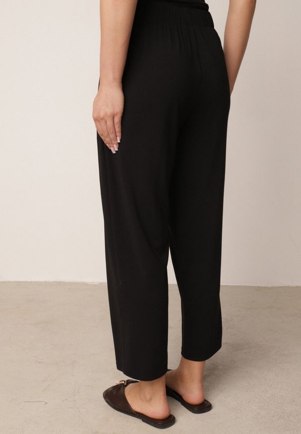 Born2be - Czarne Spodnie z Eleganckimi Zakładkami i Nogawkami o Długości 3/4 Dorasea. Okazja: na co dzień, do pracy. Kolekcja: plus size. Kolor: czarny. Styl: elegancki