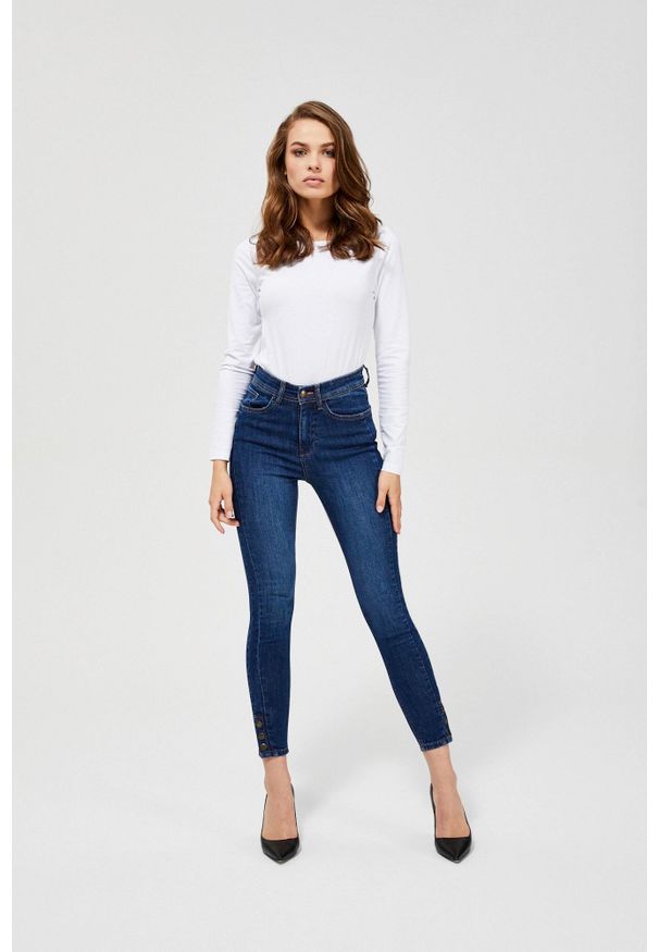 MOODO - Jeansy medium waist z ozdobnymi guzikami. Długość: długie. Wzór: gładki