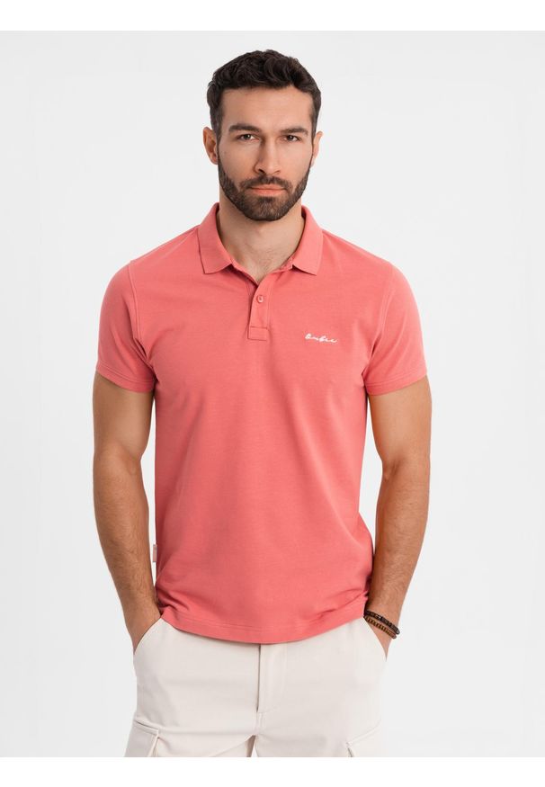 Ombre Clothing - Koszulka polo z bawełnianej dzianiny pique – koralowa V6. Okazja: na co dzień. Typ kołnierza: polo. Kolor: pomarańczowy. Materiał: bawełna, dzianina. Długość rękawa: krótki rękaw. Długość: krótkie. Wzór: haft. Styl: elegancki, casual