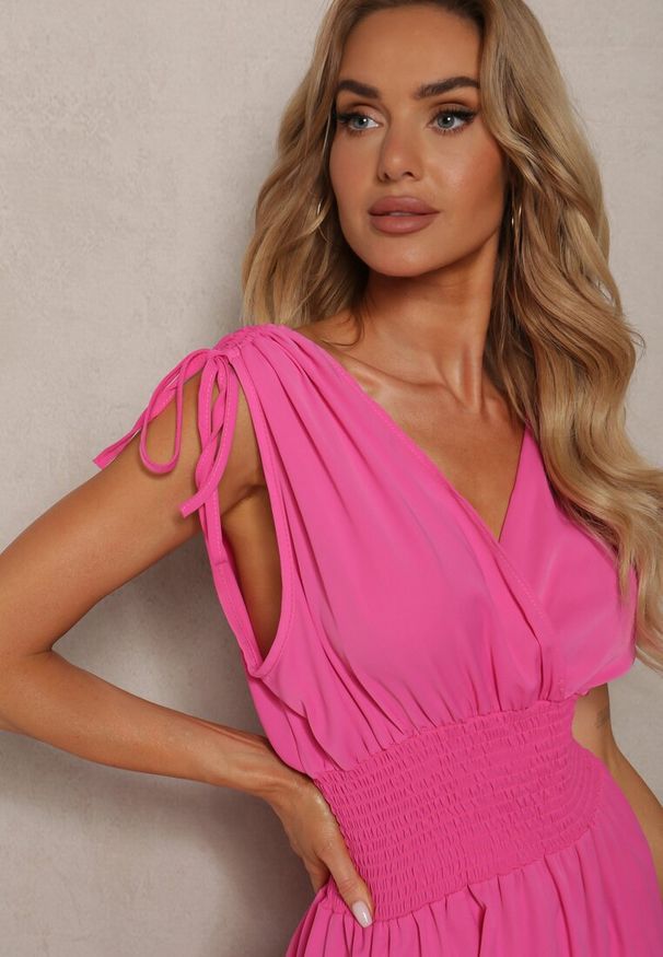 Renee - Różowa Kopertowa Sukienka z Gumką w Pasie Ściągana na Ramionach Cinnia. Kolor: różowy. Typ sukienki: kopertowe