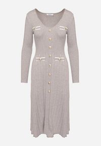 Born2be - Szara Sweterkowa Sukienka z Wiskozą Ozdobiona Guzikami i Imitacją Kieszeni Izamines. Okazja: na co dzień. Kolor: szary. Materiał: wiskoza. Wzór: aplikacja. Typ sukienki: dopasowane, proste. Styl: klasyczny, casual, elegancki #4