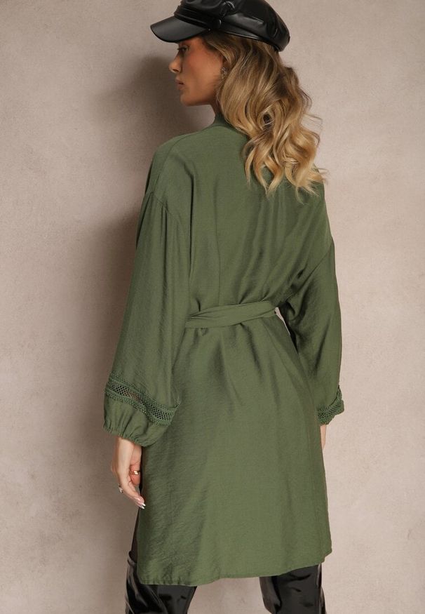 Renee - Zielona Sukienka Kimono z Wiskozy z Kieszeniami Zdobiona Ażurowymi Wstawkami Salithia. Okazja: do domu. Typ kołnierza: dekolt w kształcie V. Kolor: zielony. Materiał: wiskoza. Długość rękawa: na ramiączkach. Wzór: aplikacja, ażurowy. Styl: elegancki