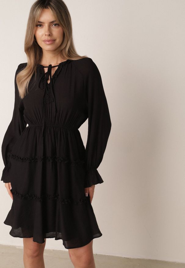 Born2be - Czarna Wiskozowa Sukienka na Lato w Stylu Boho z Falbankami i Wiązaniem Barpea. Okazja: na spacer, na co dzień. Typ kołnierza: kołnierz z falbankami. Kolor: czarny. Materiał: wiskoza. Sezon: lato. Styl: boho
