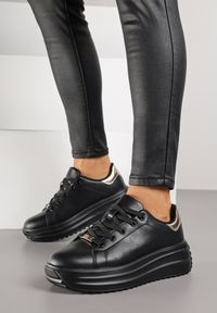 Born2be - Czarne Sneakersy na Grubej Tłoczonej Podeszwie z Perforacją Anorriva. Okazja: na co dzień. Kolor: czarny