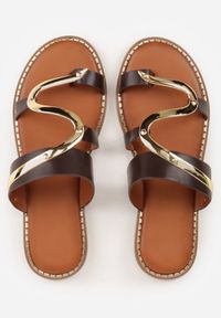 Renee - Brązowe Klapki Japonki z Paskiem na Palec Zdobione Metaliczną Aplikacją Trisgeiros. Okazja: na co dzień. Kolor: brązowy. Wzór: aplikacja. Sezon: lato. Styl: casual #2