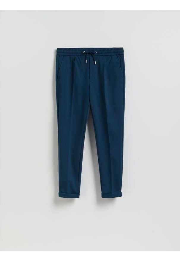 Reserved - Spodnie regular z włóknem bambusowym - granatowy. Kolor: niebieski. Materiał: włókno