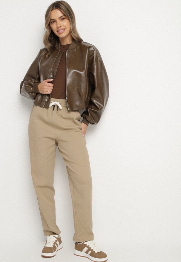 Born2be - Beżowe Spodnie Bawełniane w Stylu Mom Fit ze Sznurkiem Adenelle. Okazja: na co dzień. Kolor: beżowy. Materiał: bawełna. Styl: casual