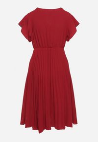 Born2be - Bordowa Sukienka Plisowana o Rozkloszowanym Fasonie i Trójkątnym Dekolcie Rissara. Okazja: na spotkanie biznesowe, na co dzień. Kolor: czerwony. Materiał: materiał, skóra. Długość rękawa: krótki rękaw. Styl: elegancki, casual, biznesowy #3