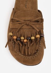 Renee - Ciemnobeżowe Klapki VICES Mule Ozdobione Frędzlami Koralikami i Kokardą Eathelena. Okazja: na plażę. Kolor: beżowy. Wzór: aplikacja. Sezon: lato #8