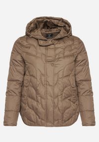 Born2be - Brązowa Pikowana Kurtka Przejściowa o Klasycznym Kroju z Kapturem Tavitte. Okazja: na spacer, na co dzień. Typ kołnierza: kaptur. Kolekcja: plus size. Kolor: brązowy. Materiał: poliester, jeans. Wzór: aplikacja. Styl: klasyczny #4