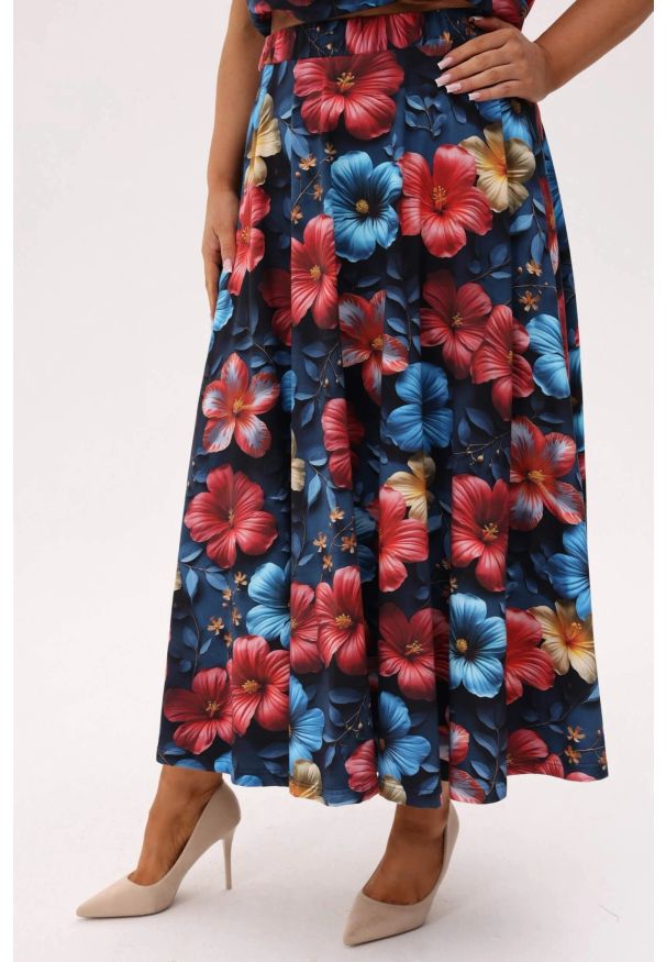 Moda Size Plus Iwanek - Rozkloszowana spódnica Solea MIDI w print hibiskusa PLUS SIZE XXL OVERSIZE. Okazja: na co dzień. Kolekcja: plus size. Materiał: tkanina, dzianina, bawełna, jeans, elastan. Długość: krótkie. Wzór: nadruk. Styl: casual, elegancki