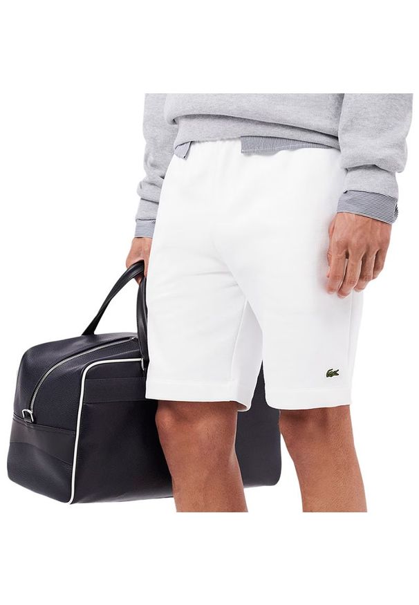 Spodenki Lacoste GH9627-001 - białe. Kolor: biały. Materiał: bawełna, poliester. Długość: do kolan. Sport: fitness