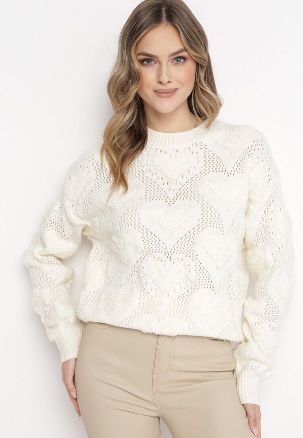 Born2be - Jasnobeżowy Sweter w Serca o Klasycznym Fasonie ze Ściągaczami Biriet. Kolor: beżowy. Materiał: wełna, bawełna. Styl: klasyczny