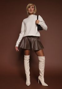 Renee - Biały Gładki Sweter z Półgolfem z Dzianiny z Wełną i Wiskozą Zaiara. Okazja: na co dzień. Kolor: biały. Materiał: wełna, wiskoza, dzianina. Długość rękawa: długi rękaw. Długość: długie. Wzór: gładki. Styl: klasyczny, casual