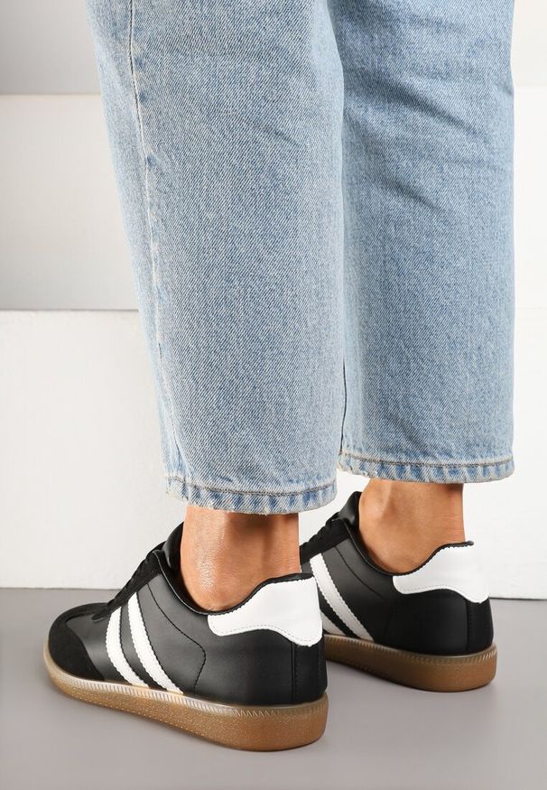 Born2be - Czarne Sneakersy w Stylu Klasycznych Tenisówek z Ozdobnymi Przeszyciami Revasa. Kolor: czarny. Materiał: jeans. Szerokość cholewki: normalna