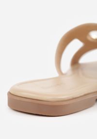 Renee - Ciemnobeżowe Klapki z Metaliczną Klamrą i Geometryczną Cholewką Ariesienne. Okazja: na co dzień. Kolor: beżowy. Materiał: len. Wzór: geometria. Sezon: lato. Styl: casual #9