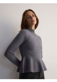 Reserved - Sweter z baskinką - szary. Kolor: szary. Materiał: dzianina, wiskoza