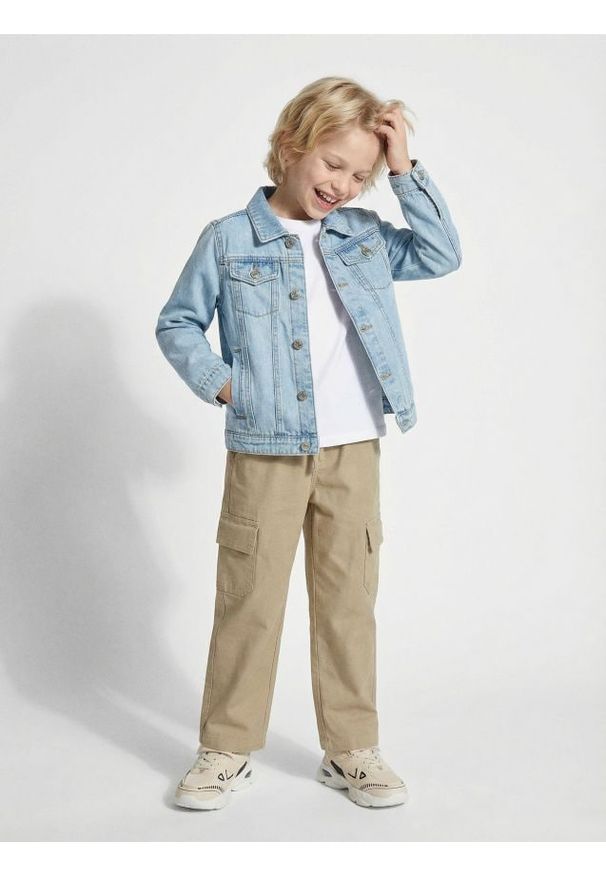 Sinsay - Spodnie straight leg z kieszeniami cargo - beżowy. Kolor: beżowy