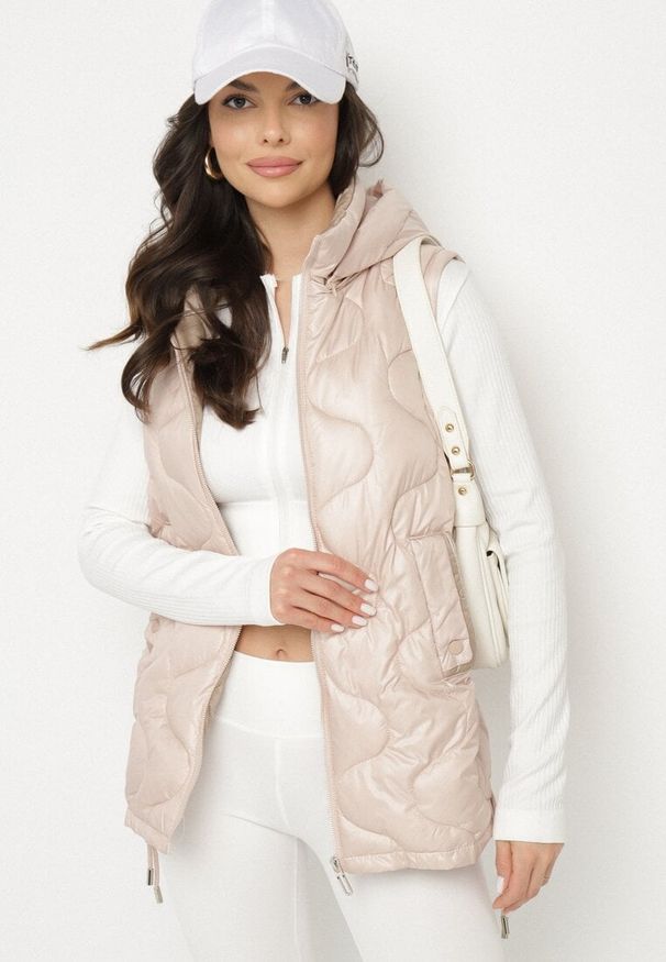 Born2be - Różowa Kamizelka Pikowana z Odpinanym Kapturem Vilzeki. Okazja: na co dzień. Kolor: różowy. Materiał: jeans. Styl: klasyczny, casual, elegancki