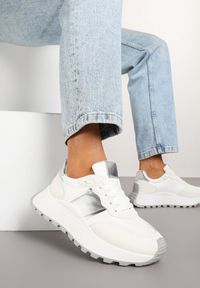 Renee - Białe Sneakersy w Streetwearowym Stylu na Platformie Nonarisa. Okazja: na co dzień. Nosek buta: okrągły. Kolor: biały. Materiał: jeans. Wzór: aplikacja. Obcas: na platformie