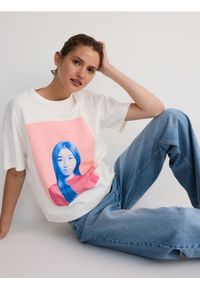Reserved - T-shirt z nadrukiem - złamana biel. Materiał: bawełna, dzianina. Wzór: nadruk