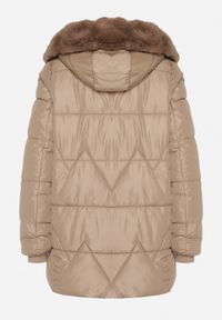 Born2be - Beżowa Pikowana Kurtka o Pudełkowym Kroju z Kapturem z Futerkiem Rearria. Okazja: na co dzień. Typ kołnierza: kaptur. Kolor: beżowy. Materiał: futro. Sezon: zima. Styl: casual, klasyczny #6