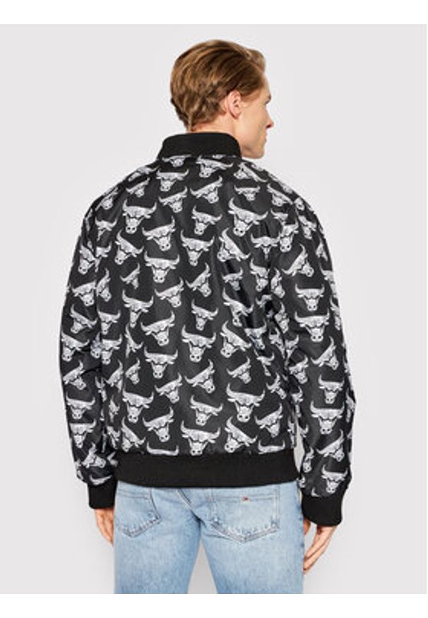 New Era Kurtka bomber Chicago Bulls All Over Logo 12893178 Czarny Regular Fit. Kolor: czarny. Materiał: syntetyk