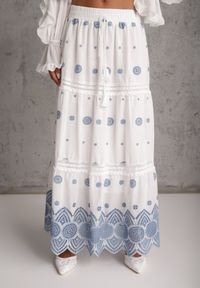 Renee - Biało-Niebieska Bawełniana Spódnica Casual w Stylu Boho Ozdobiona Wycięciami i Haftowanymi Wzorami Hermat. Okazja: na co dzień. Stan: podwyższony. Kolor: niebieski. Materiał: bawełna. Wzór: aplikacja, haft. Styl: casual, boho #3