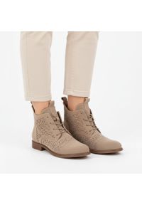 Botki damskie S.Barski, ażurowa cholewka sznurowane stabilny niski obcas wygodna konstrukcja miękka wkładka, beżowe, HY61-8009. Zapięcie: sznurówki. Kolor: beżowy. Szerokość cholewki: normalna. Wzór: ażurowy. Materiał: jeans. Sezon: wiosna, jesień. Obcas: na obcasie. Styl: elegancki, klasyczny. Wysokość obcasa: niski #6