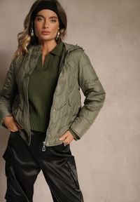 Renee - Jasnozielona Kurtka Przejściowa z Kapturem w Oryginalne Pikowane Przeszycia Arivitta. Okazja: na spacer. Typ kołnierza: kaptur. Kolor: zielony. Materiał: jeans, poliester