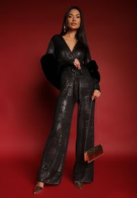 Renee - Czarno-Złoty Kombinezon z Wiskozą o Kopertowym Kroju z Wiązanym Paskiem Nalivere. Okazja: na imprezę. Kolor: czarny. Materiał: wiskoza. Styl: elegancki #3