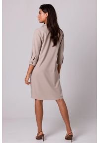 Sukienki.shop - Swobodna sukienka z kołnierzykiem guzikami i kieszeniami beż. Kolor: beżowy. Materiał: materiał. Typ sukienki: trapezowe #2