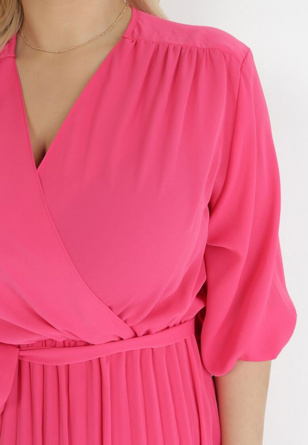 Born2be - Różowa Plisowana Sukienka Maxi z Kopertowym Dekoltem i Wiązaniem w Talii Lariah. Kolekcja: plus size. Kolor: różowy. Materiał: materiał. Typ sukienki: kopertowe. Długość: maxi