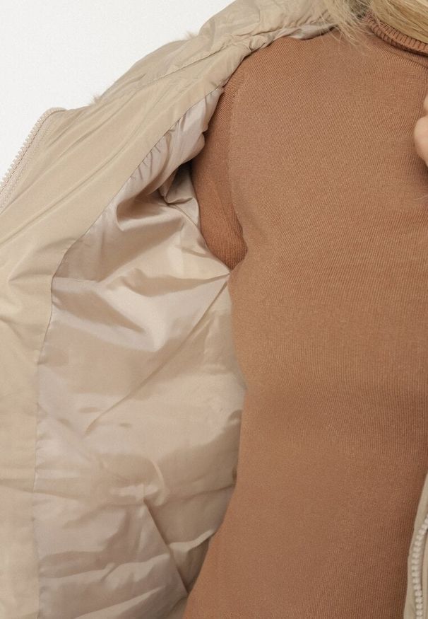 Born2be - Ciemnobeżowa Pikowana Kurtka z Kapturem z Futerkiem Nenadria. Okazja: na co dzień, do pracy, na spotkanie biznesowe. Typ kołnierza: kaptur. Kolor: beżowy. Materiał: futro. Wzór: aplikacja. Styl: biznesowy, casual