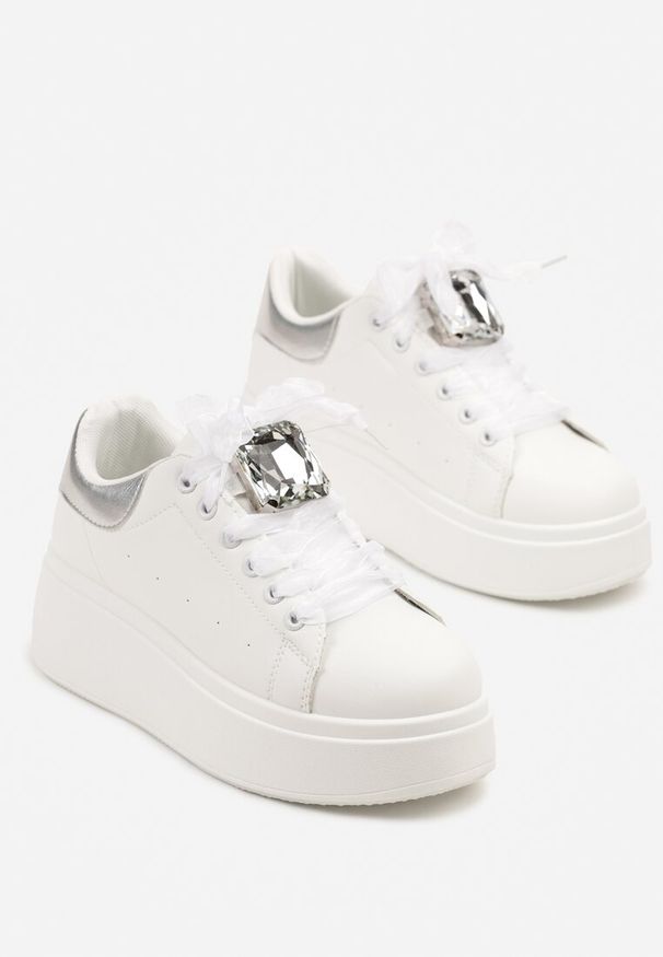 Born2be - Biało-Srebrne Sneakersy z Ozdobnym Kamieniem Viverida. Kolor: biały. Materiał: jeans. Szerokość cholewki: normalna
