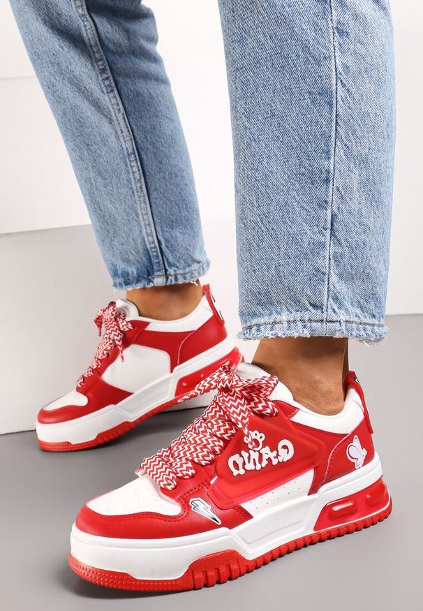 Renee - Czerwone Sznurowane Sneakersy na Niskiej Platformie Ozdobione Naszywkami Pixila. Kolor: czerwony. Wzór: aplikacja. Obcas: na platformie