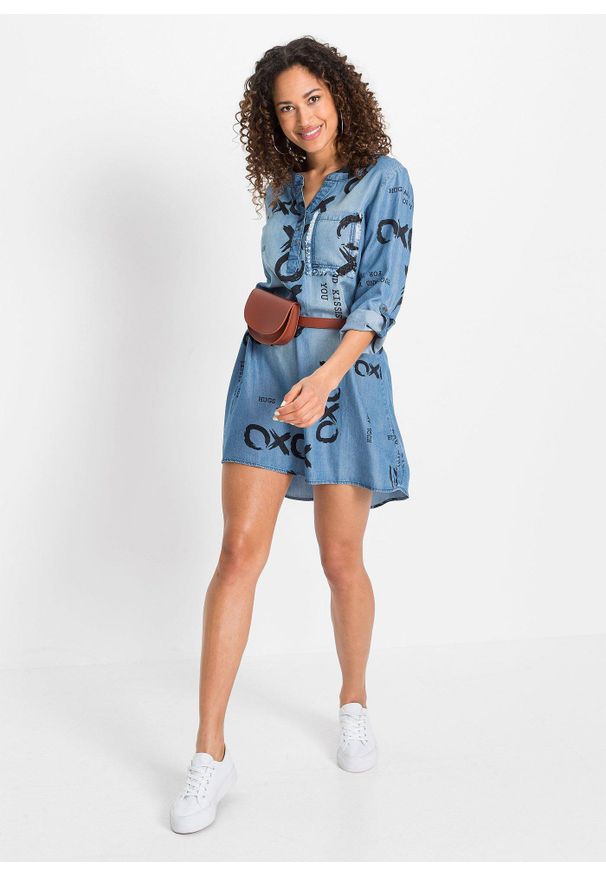 bonprix - Sukienka z lejącego lyocellu. Kolor: niebieski. Wzór: napisy