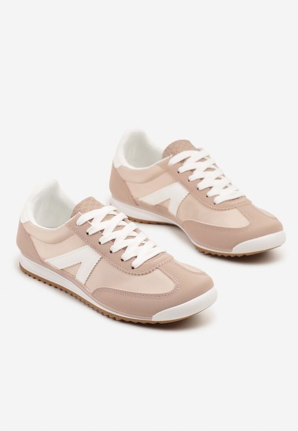 Renee - Jasnoróżowe Sneakersy Klasyczne Tenisówki Zdobione Przeszyciami Bortewi. Zapięcie: sznurówki. Kolor: różowy. Materiał: jeans. Wzór: aplikacja