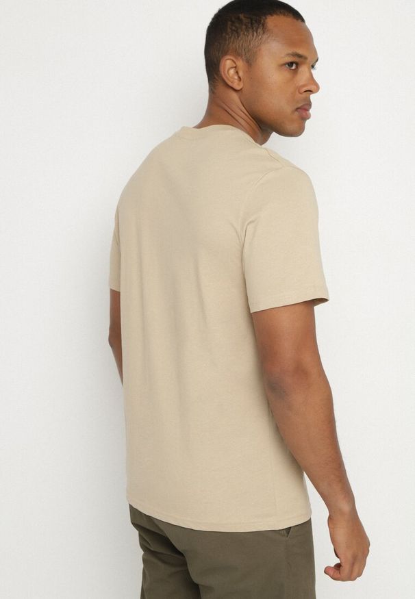 Born2be - Beżowa Koszulka Bawełniana z Aplikacją Selsedi. Okazja: na co dzień. Kolor: beżowy. Materiał: bawełna. Wzór: aplikacja. Styl: casual