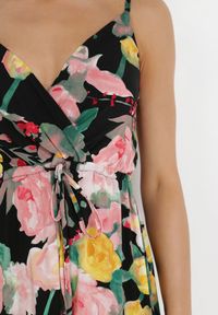 Born2be - Czarna Sukienka Caeede. Kolor: czarny. Długość rękawa: na ramiączkach. Wzór: kolorowy, aplikacja. Sezon: lato. Typ sukienki: kopertowe. Styl: wizytowy. Długość: maxi #6