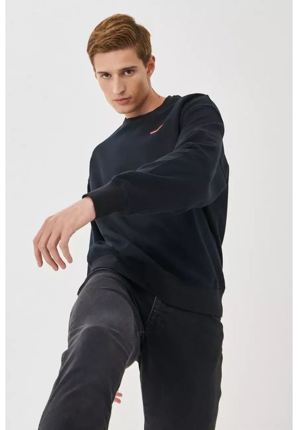 Wrangler - WRANGLER RICK&MORTY CREW MĘSKA BLUZA KLASYCZNA BLACK W6R1HN100 112144802. Styl: klasyczny