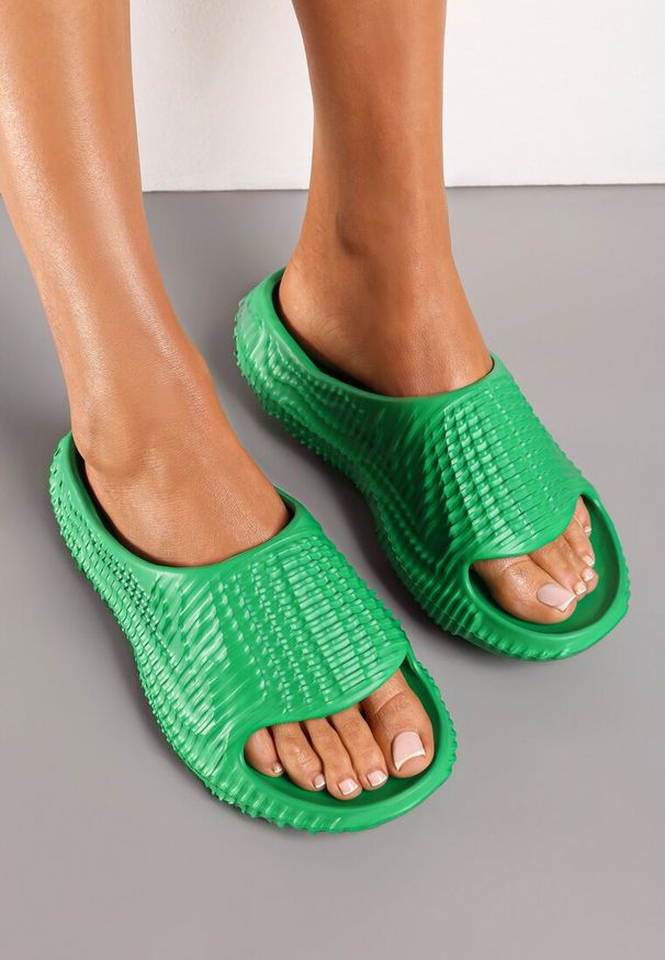 Born2be - Zielone Piankowe Klapki z Ozdobnym Tłoczeniem Juraia. Okazja: na co dzień. Kolor: zielony. Obcas: na płaskiej podeszwie. Styl: klasyczny, casual, elegancki