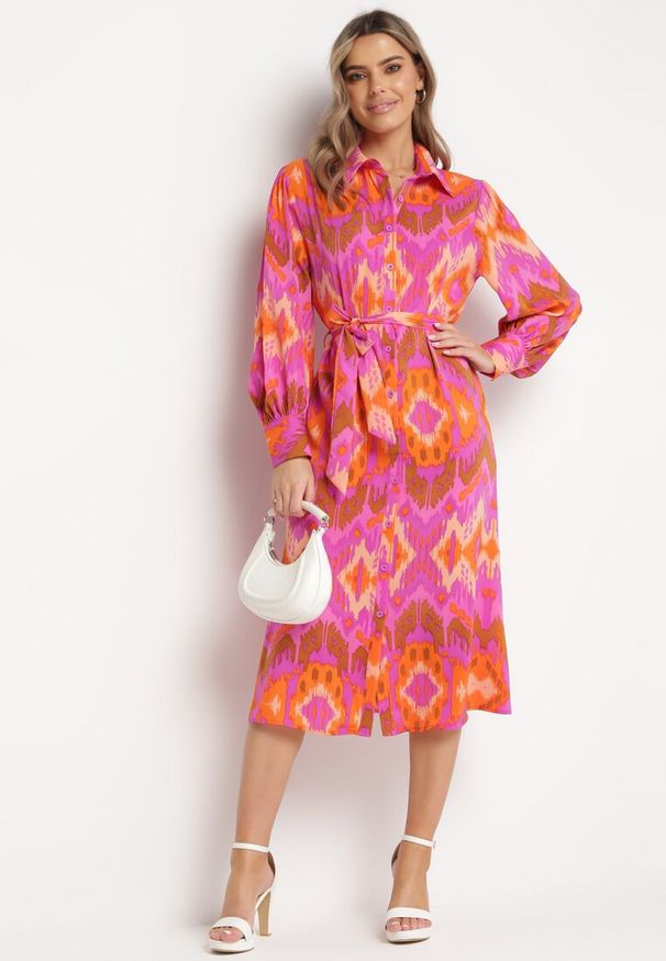 Born2be - Fuksjowa Koszulowa Sukienka Midi z Etno Wzorem i Wiązanym Paskiem Mithera. Kolor: różowy. Typ sukienki: koszulowe. Styl: etno. Długość: midi