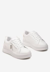 Born2be - Biało-Beżowe Sneakersy na Grubej Podeszwie z Ozdobnym Suwakiem Vitrea. Nosek buta: okrągły. Kolor: biały. Materiał: materiał. Obcas: na obcasie. Wysokość obcasa: niski #2