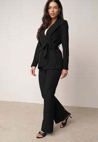 Born2be - Czarny Komplet Garniturowy Marynarka z Wiązanym Paskiem i Spodnie Falloria. Kolor: czarny #1