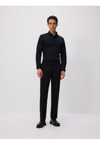 Reserved - Gładka koszula super slim fit - czarny. Kolor: czarny. Materiał: tkanina, bawełna. Wzór: gładki #1