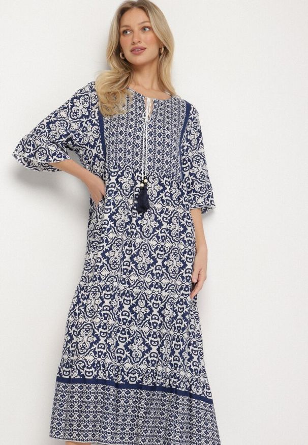 Born2be - Granatowa Bawełniana Sukienka w Stylu Boho z Wiązaniem Przy Dekolcie Orradelle. Okazja: na co dzień. Kolor: niebieski. Materiał: bawełna. Typ sukienki: proste. Styl: boho