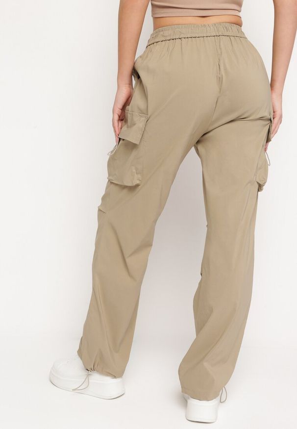 Born2be - Beżowe Spodnie Typu Bojówki z Gumką w Pasie i Ściągaczami przy Nogawkach Bioliana. Okazja: na co dzień. Stan: podwyższony. Kolor: beżowy. Wzór: moro. Styl: casual, elegancki, militarny
