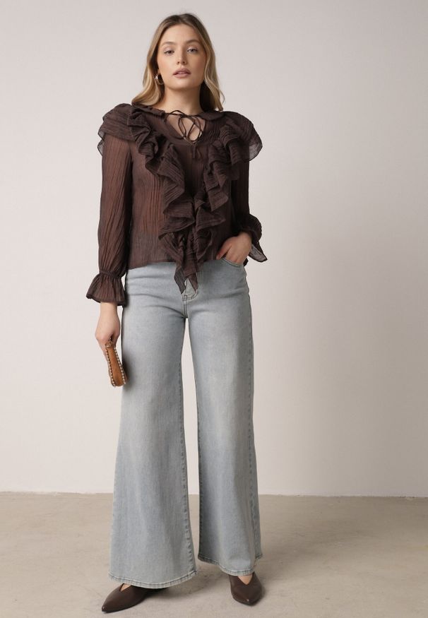 Born2be - Brązowa Bluzka z Lyocellem Ozdobiona Falbanami i Wiązaniem Esathra. Okazja: na co dzień. Kolor: brązowy. Materiał: jeans. Wzór: aplikacja. Styl: elegancki, casual