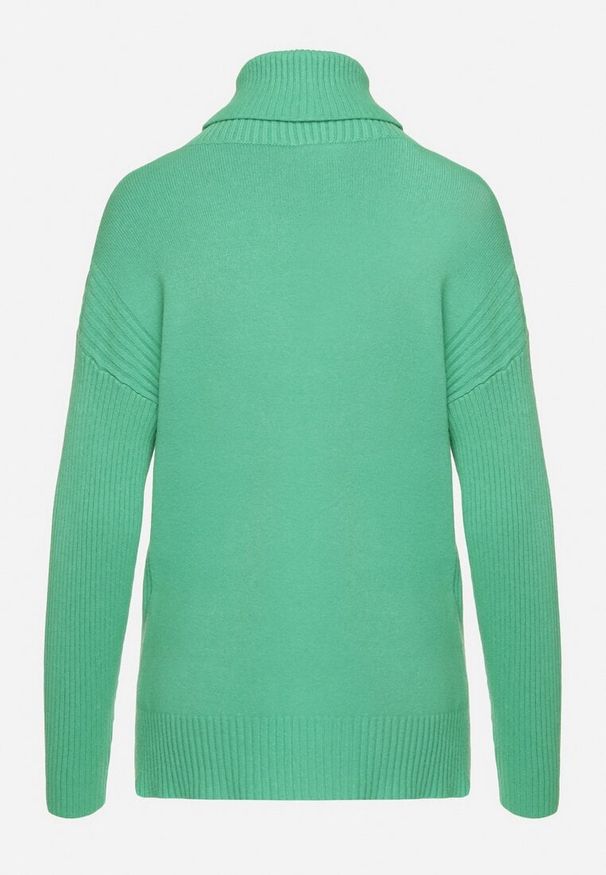 Born2be - Zielony Klasyczny Golf z Dodatkiem Wiskozy i Bawełny Ozdobiony Rozcięciami po Bokach Ciasira. Typ kołnierza: golf. Kolor: zielony. Materiał: wiskoza, bawełna. Wzór: aplikacja. Sezon: zima. Styl: klasyczny